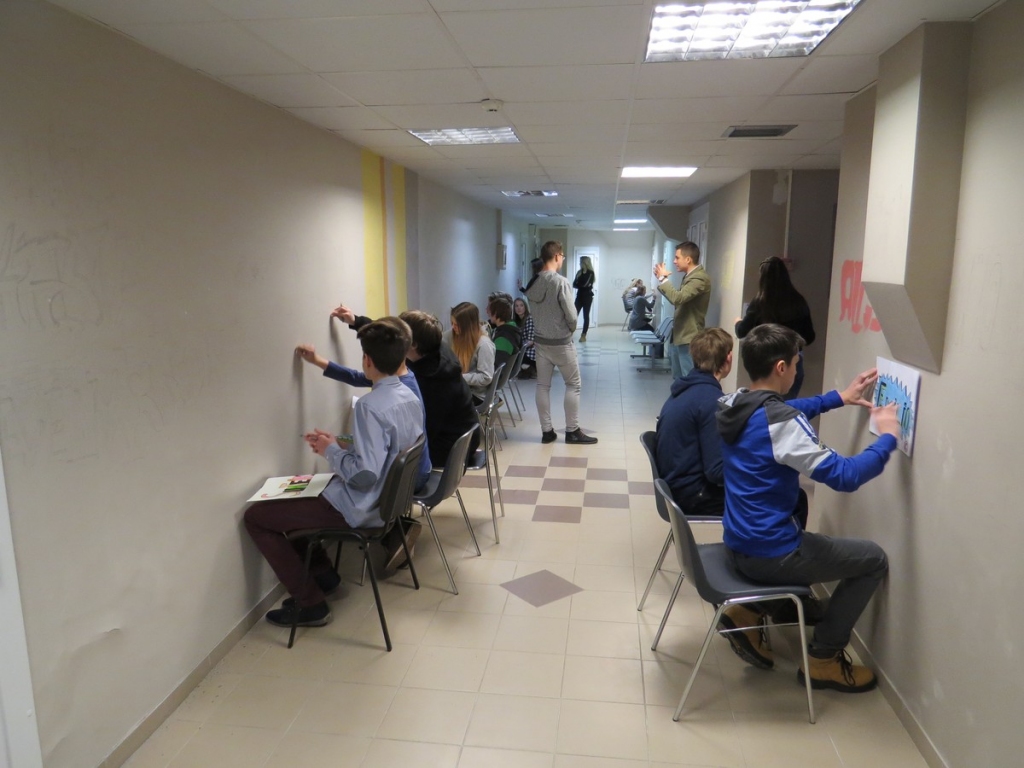 Ģimnāzijā tapusi grafiti siena