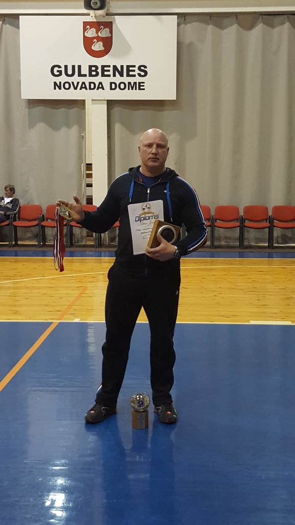 Viktors Iļjins kļuvis par Latvijas čempionu spēka trīscīņā