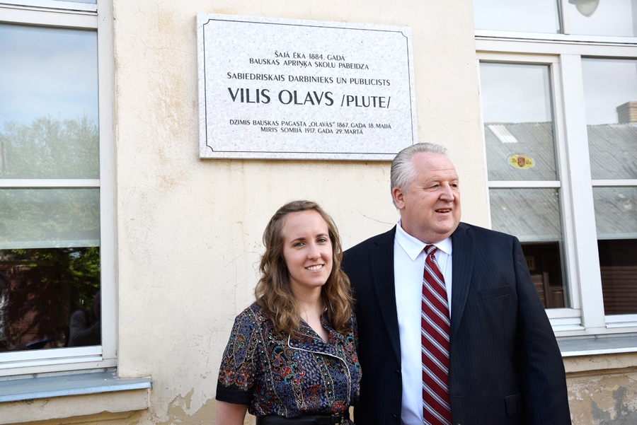 Iemūžina izcilā novadnieka Viļa Olava piemiņu