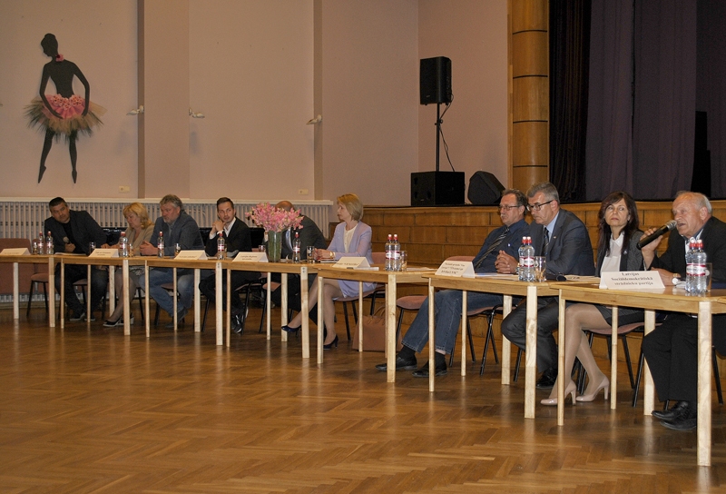 Diskusijā dominē savstarpēji pārmetumi