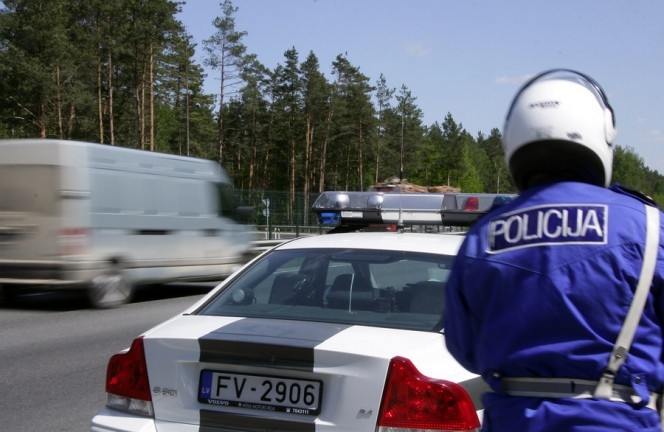 Bauskā iereibis kravas mašīnas vadītājs policistiem piedāvājis 100 eiro kukuli