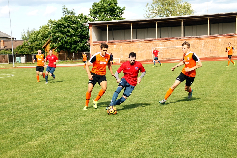 Futbolisti cīnās savās mājās
