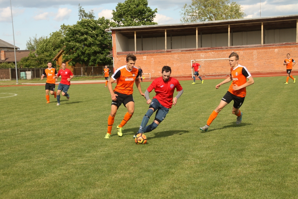 Futbolisti cīnās savās mājās