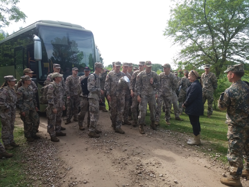 «Billītes» pirms Jāņiem palīdz sakopt Aizsardzības akadēmijas kadeti