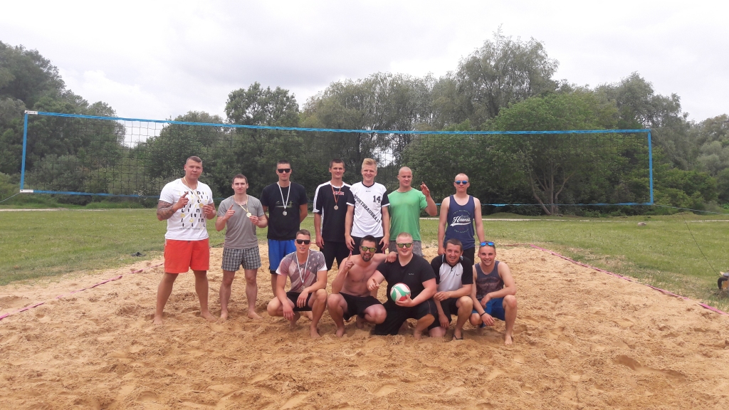 Pirmajā Ceraukstes volejbola čempionātā spēlē vietējie
