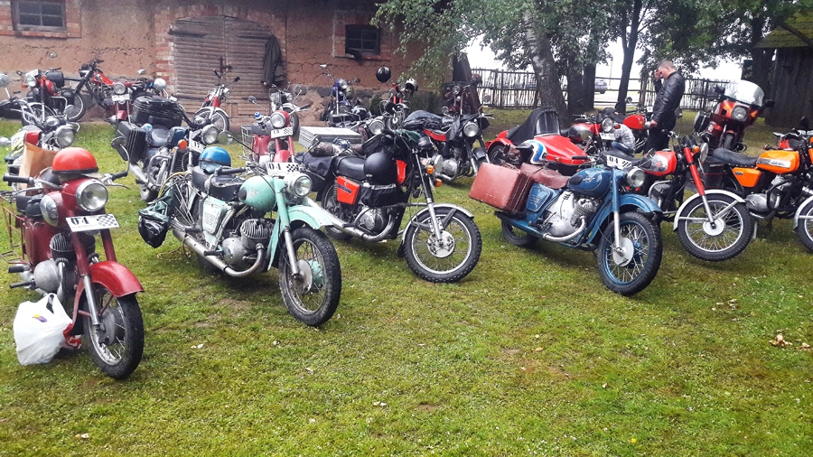 Motociklisti priecājas par Latvijas dabu