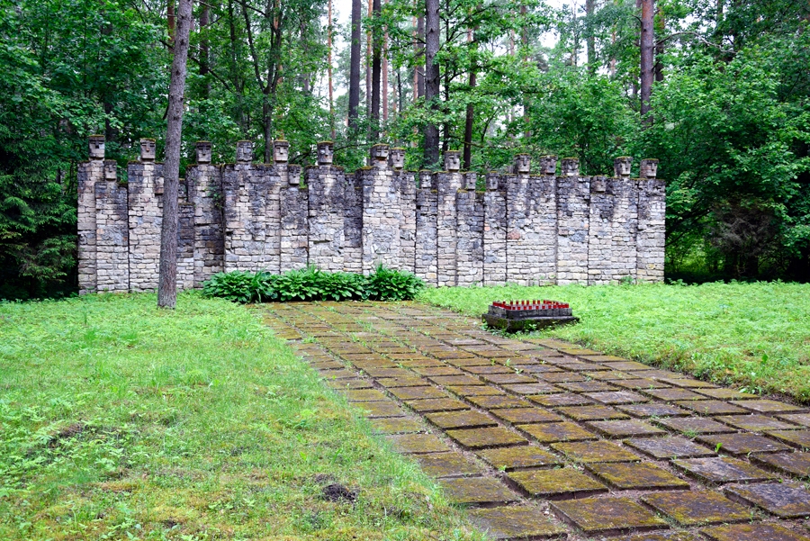 Likvertenu silā memoriālu kopj