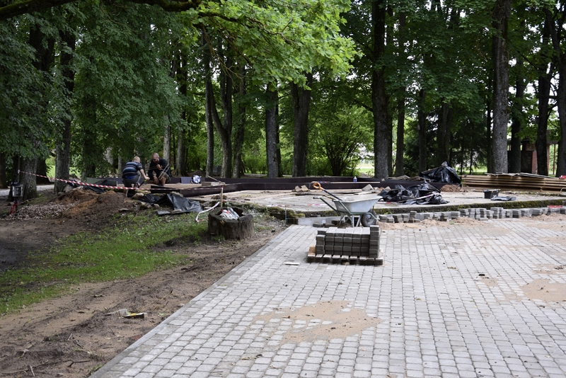 Bārbeles parkā pabeidz bruģēšanu