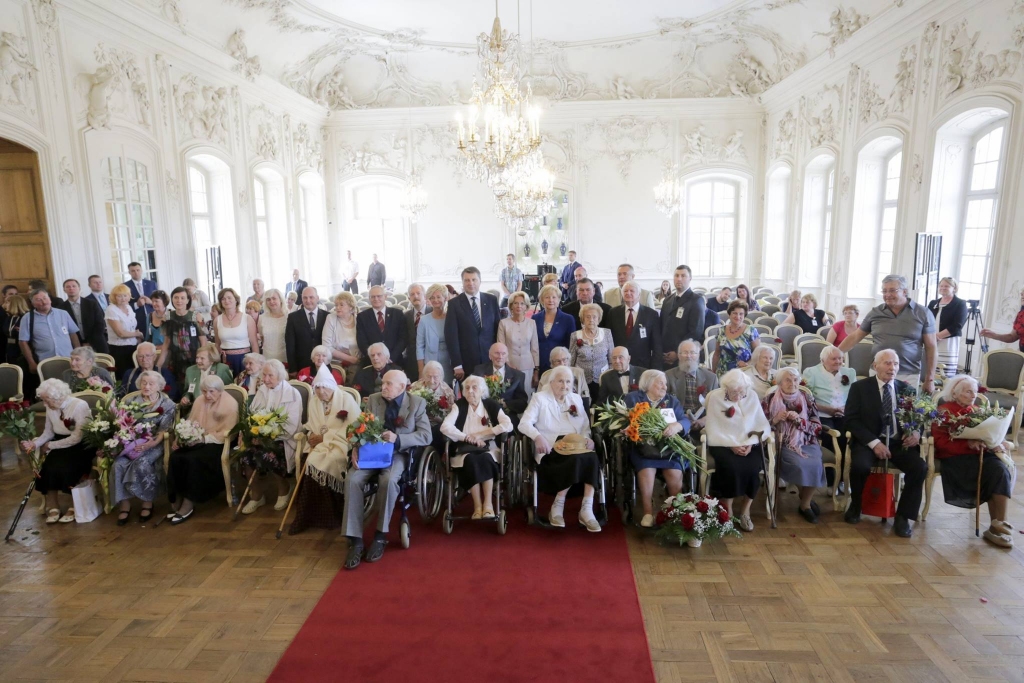Rundāles pilī pulcējas Latvijas valsts vienaudži