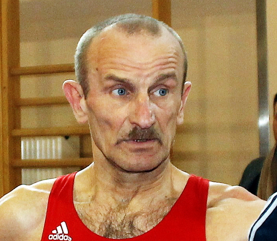 Cīkstoņi pārbauda spēkus pludmales cīņā