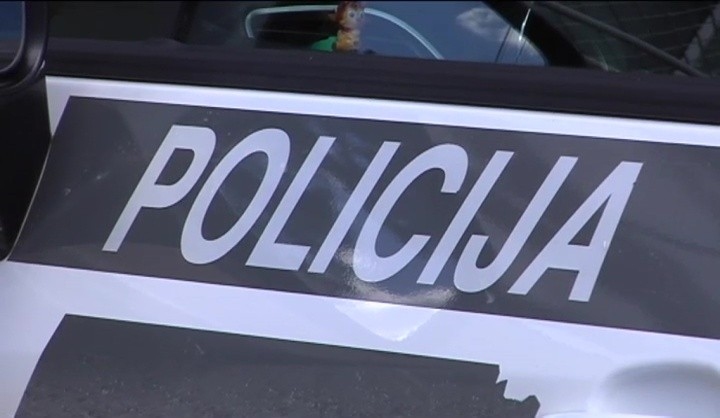 Kravas auto notriec vīrieti