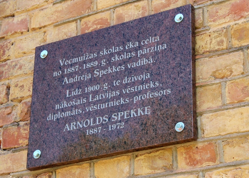 Pie Vecumnieku Sarkanās skolas atklāta piemiņas zīme diplomātam Arnoldam Spekkem