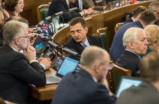 Saeima pieņem nākamgad iecerēto nodokļu reformu