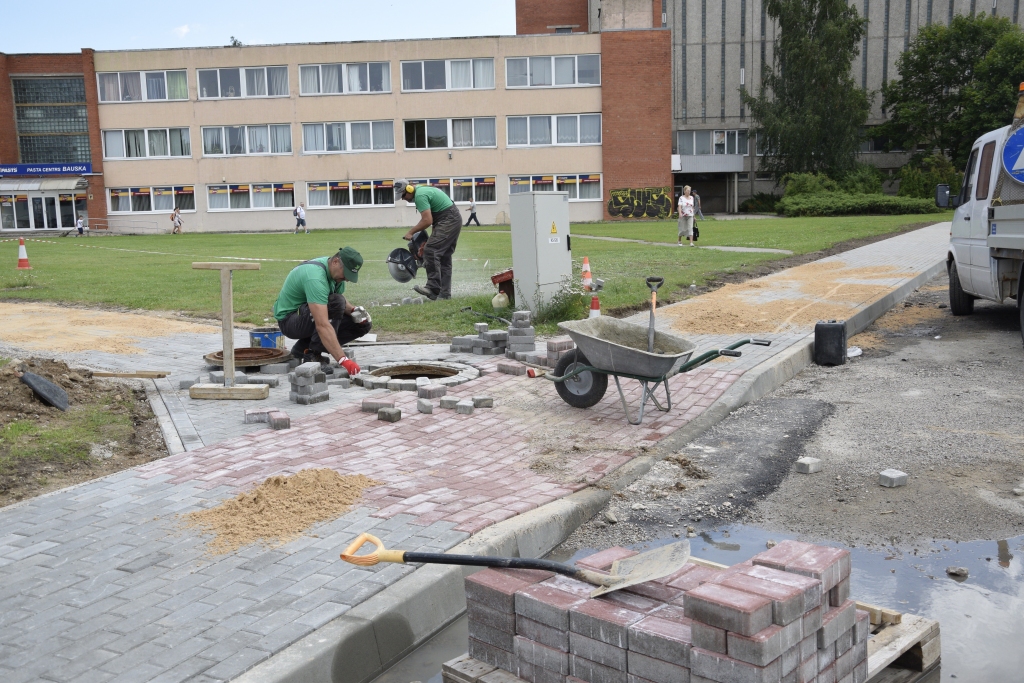 Līdz augusta beigām sola pabeigt gājēju ietves bruģēšanu