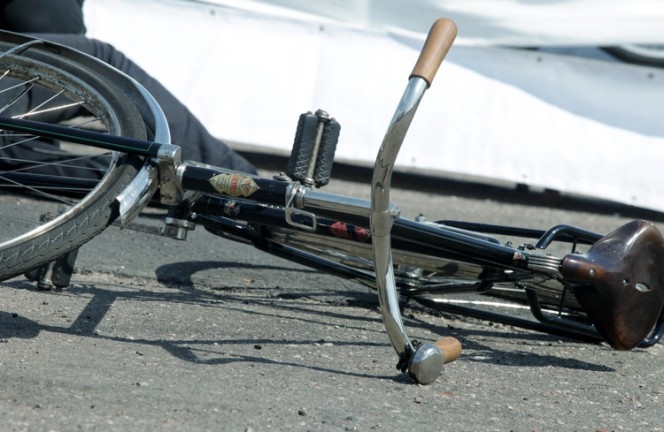 Piedzēries velosipēdists ietriecas automašīnā