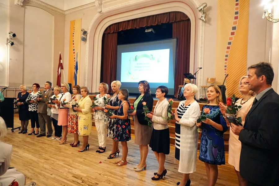 Konferencē apbalvo pedagogus