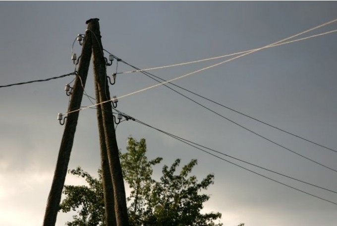 Kombains bojā elektrības stabus