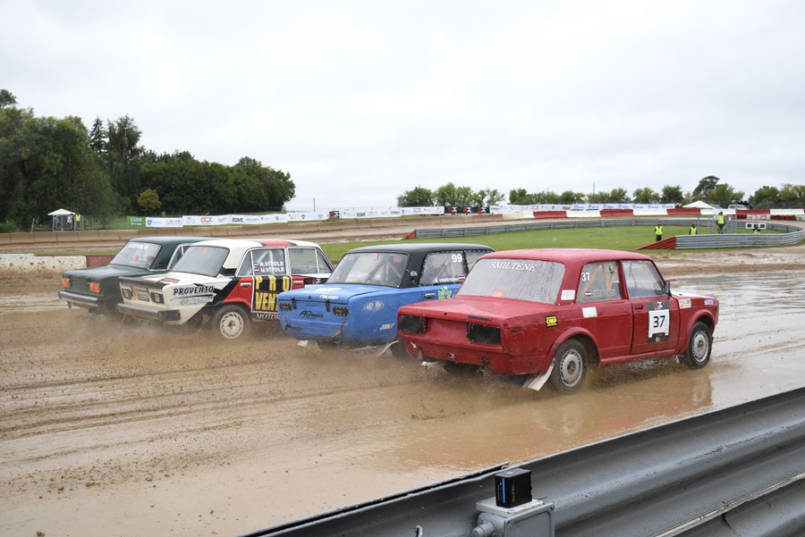 Aizvadīts rallijkrosa kausa dubļainākais posms