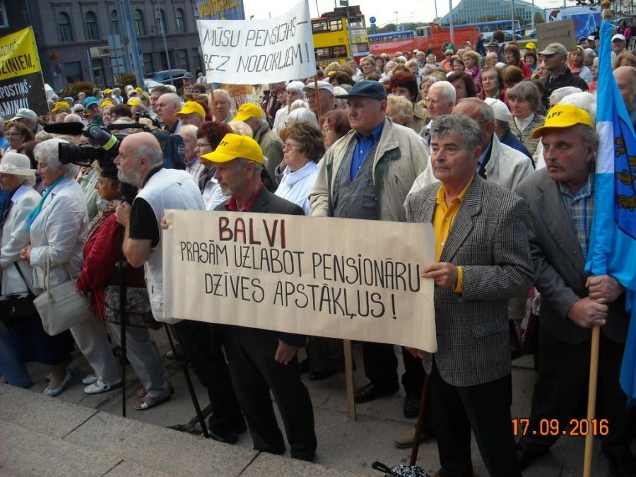 Pensionāri piesaka mītiņu par cilvēcīgām un godpilnām vecumdienām