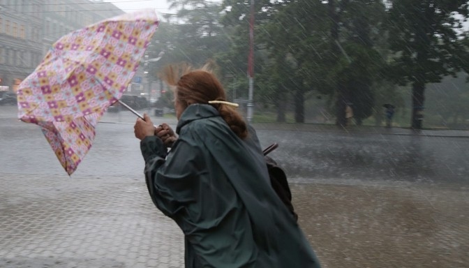 Latvijai tuvojas ciklons ar spēcīgu lietu un vēju, iespējami jauni plūdi