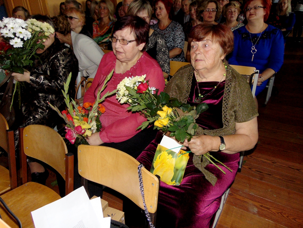 Mežgaļu skolas jubilejas svinības aizrit cerību un skumju noskaņās