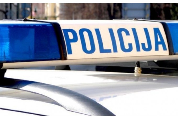 «Lexus» vadītājs policistiem piedāvā 100 eiro