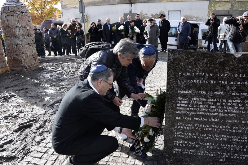 Bauskā atklāj memoriālu «Sinagogas dārzs»
