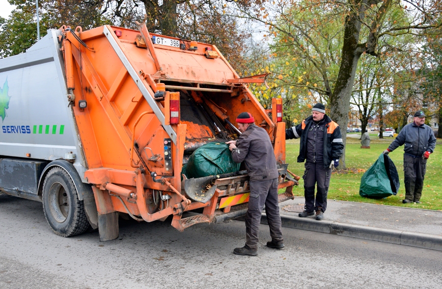 Lapu savākšanā Bauskā iesaista tehniku