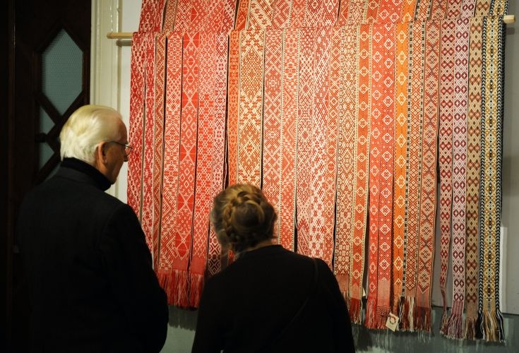 Jelgavā rādīs Zemgales austās jostas no Bauskas muzeja krājuma