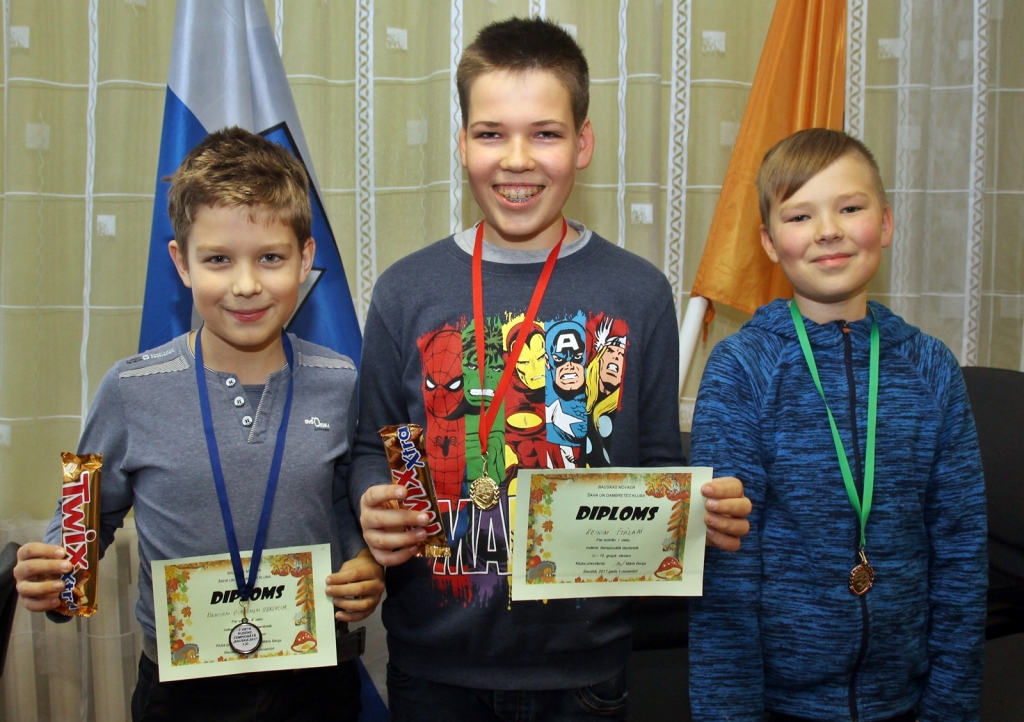 FOTO: Supertrio dambretē apstiprina favorītu statusu