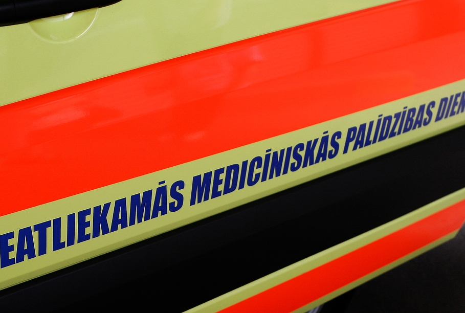 Skaldot malku, ar cirvi iecērt pirkstā