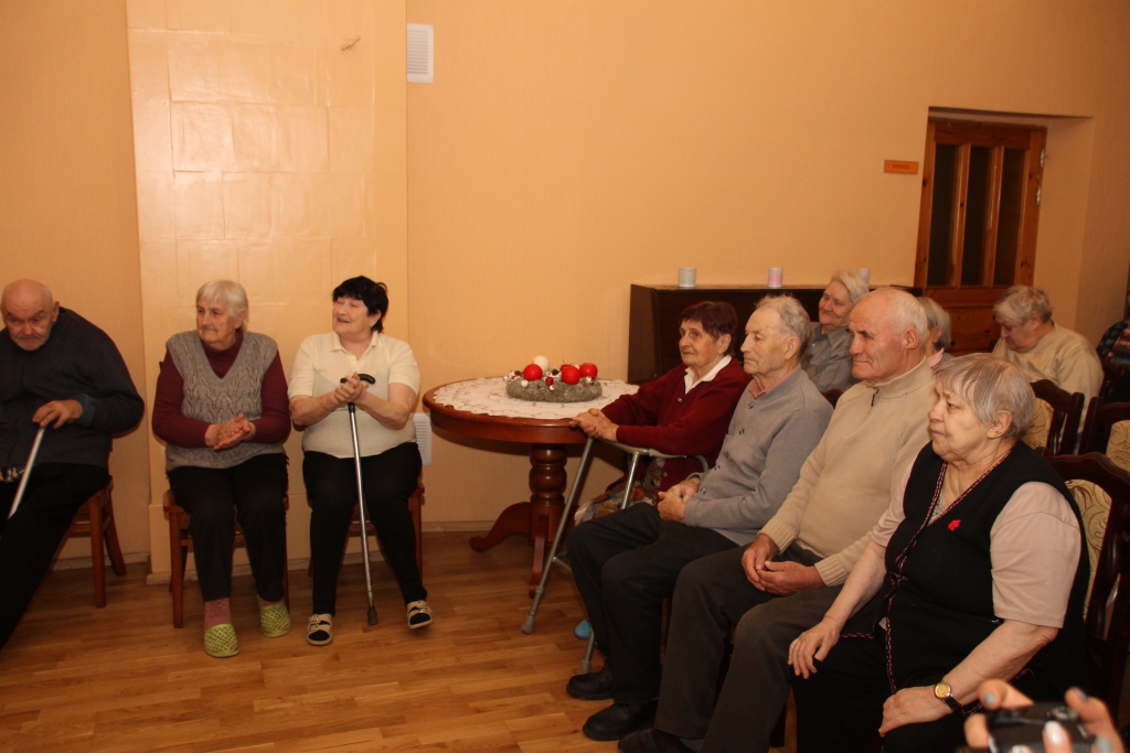 Bērni iepriecina seniorus