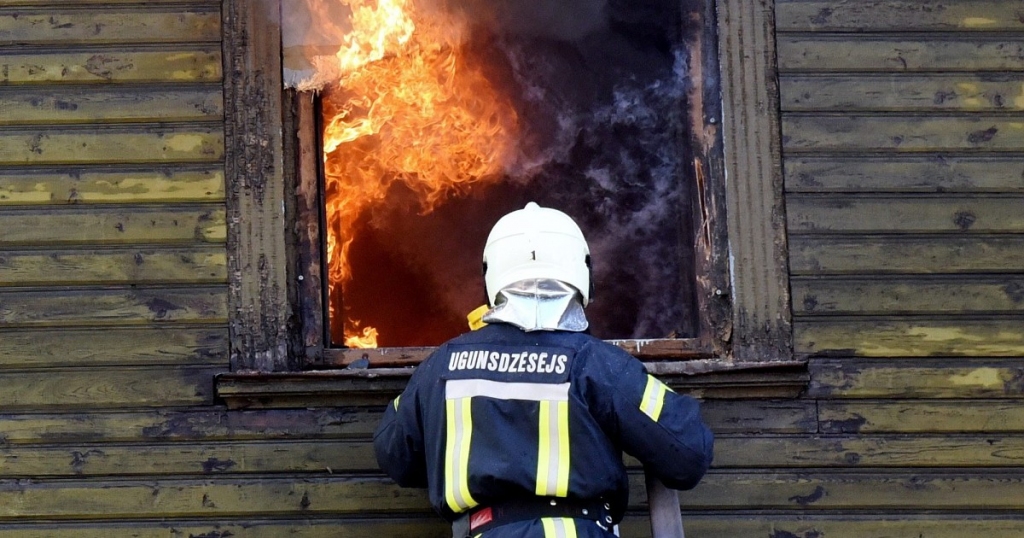 Skaistkalnē dzēš degošu māju