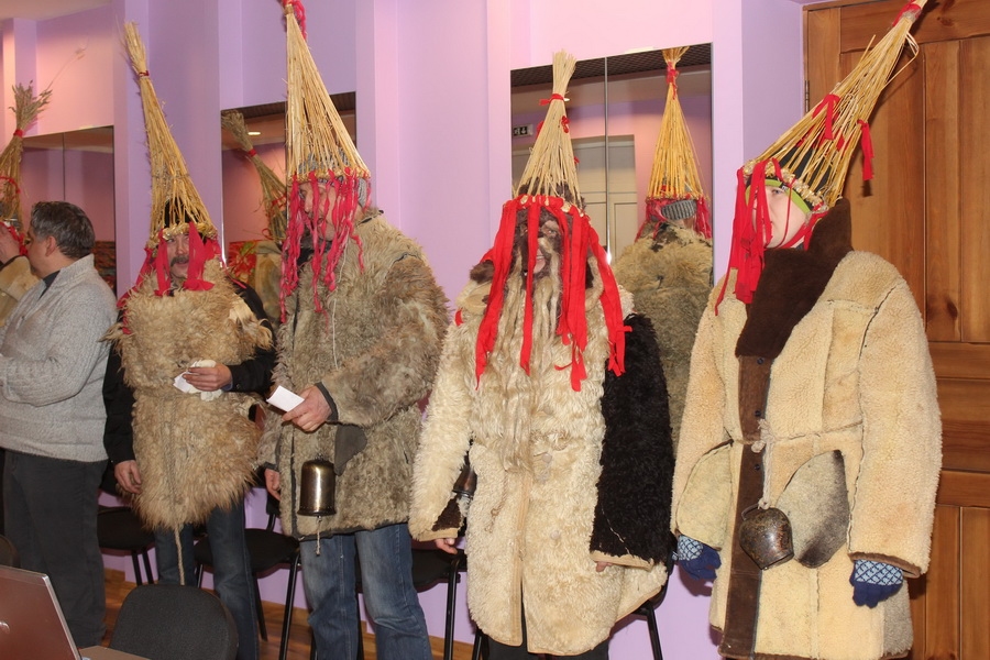 Vecumniekos izrādīs īsfilmu par budēļa maskas veidošanu