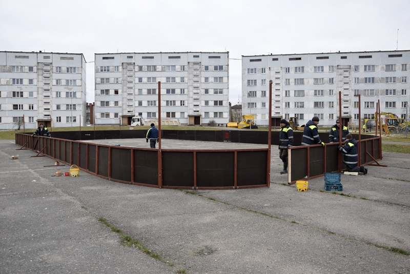 Gatavojas liet ledu slidotavā