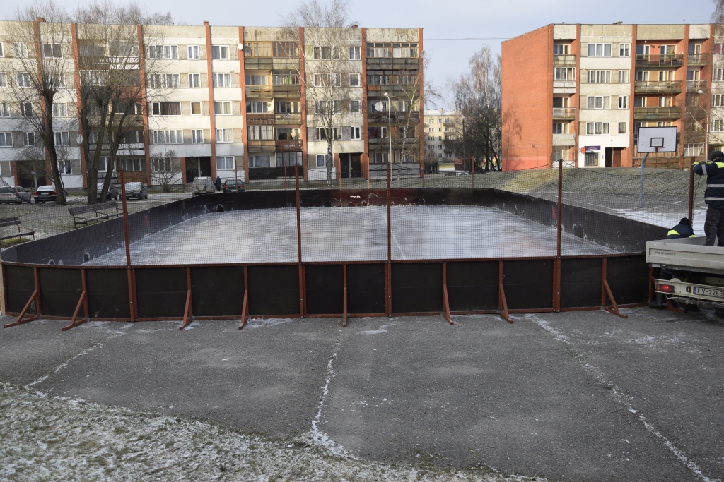 Ledus laukumi gaida slidotājus