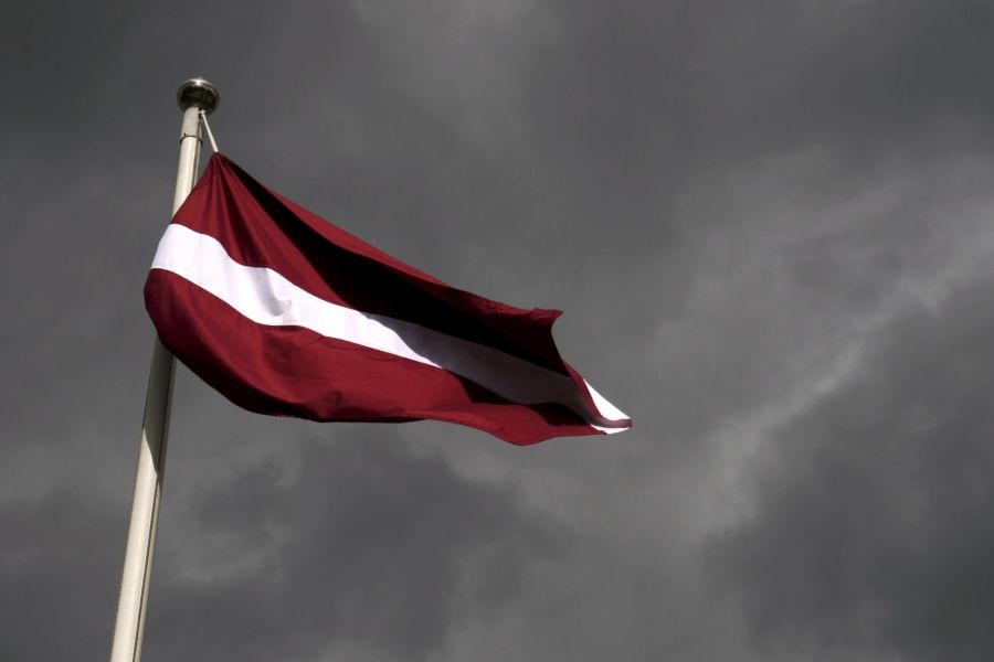 Uz Latvijas robežas vēlas izvietot valsts karogus