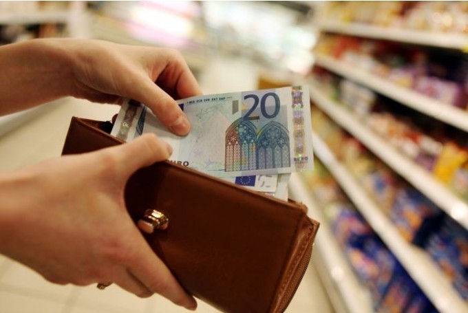 Vāc parakstus par minimālās algas celšanu līdz 1000 eiro