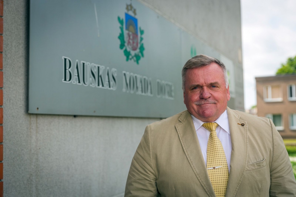 Rīko tikšanos bez deputāta ziņas