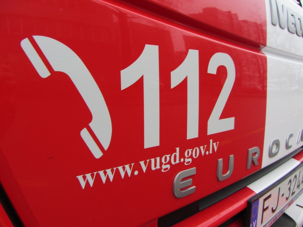 Vecumniekos glābēji dzēš degošu auto