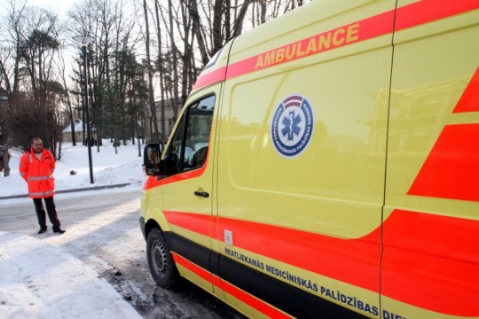 Sirmgalve paslīd pagalmā un nonāk slimnīcā