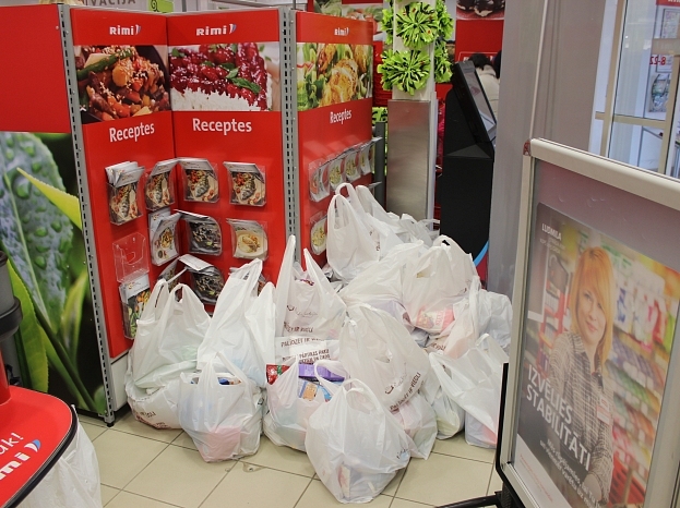 Piektdien labdarības akcijā aicina ziedot pārtiku
