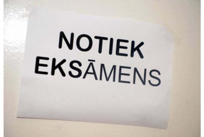 papildināta – Trīs skolu audzēkņiem varētu nākties vēlreiz rakstīt angļu valodas eksāmena domrakstu