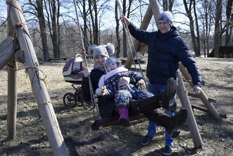 Lieldienu latvisko tradīciju pamats – olu krāsošana un šūpošanās