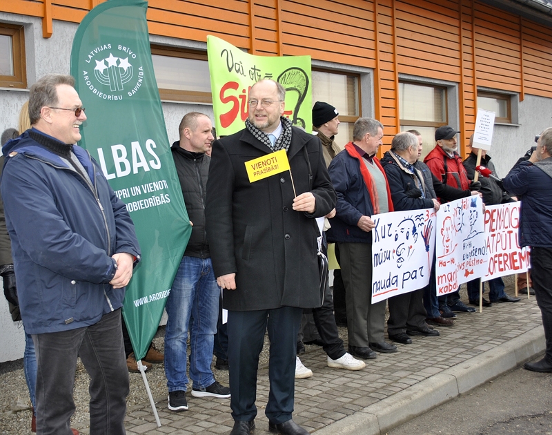 Piketā Bauskā piedalās autobusu šoferi arī no Limbažiem, Ogres, Dobeles