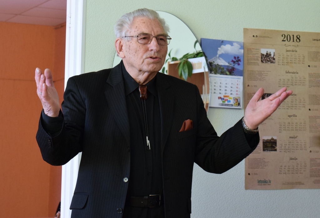 FOTO: Beibežu bibliotēkā ar lasītājiem tiekas Ēriks Hānbergs