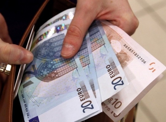Vidējā alga «uz rokas» Latvijā sasniegusi gandrīz 900 eiro