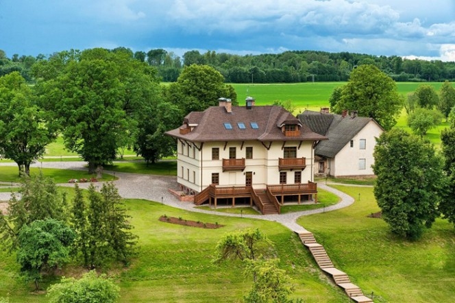 Mākslas un vides objektu atklāšanas pasākums Mazmežotnes muižā