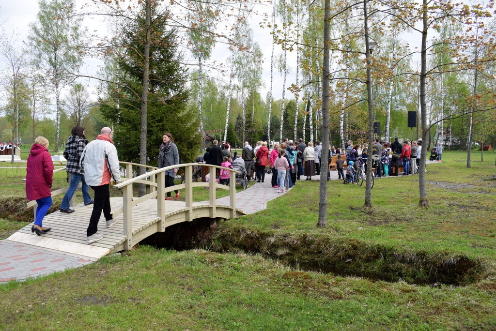 FOTO: Vecumniekos izdzīvo 4. maija stāstu