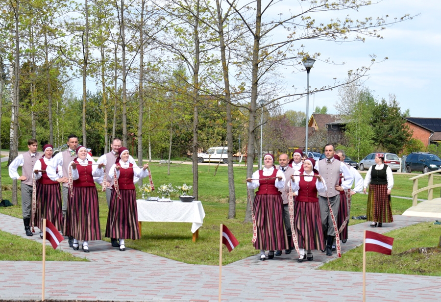 Izdzīvo 4. maija stāstu